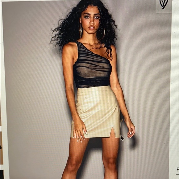 Beige vegan leather mini skirt - Picture 2 of 5
